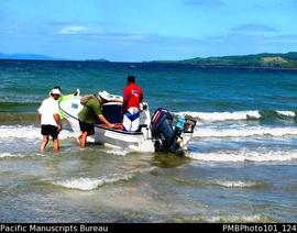[Moon Reef  Bringing the boat back into the beach at Takalana Bay]