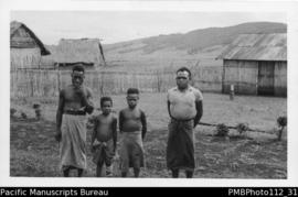 [untitled] [Humilaveka? Eastern Highlands District, men and boys]
