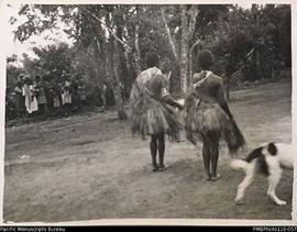 'Heathen dance at Loktetesmok. Mindua [Mindu]. October 10th 1940', women in dancing ground, Malek...