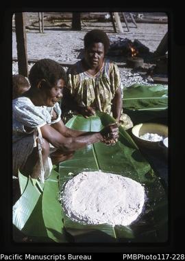 ‘Moso making laplap, squeezing in coconut milk’