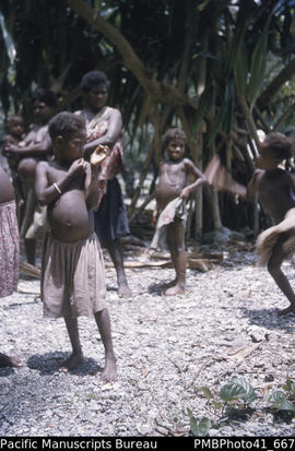 [Women and children] Magi village – Ravo, Wainoni, Makira