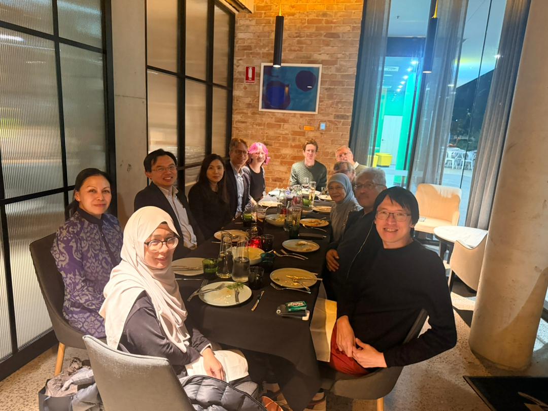 Tun Tengku Maimun with the Malaysia Institute board members