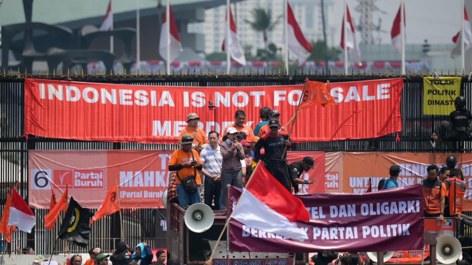 Protesters block access to the parliament building in Jakarta on 22 August to protest a move to reverse the Constitutional Court decision altering eligibility rules for candidates in a key election later this year (Bay Ismoyo/AFP via Getty Images) Protesters block access to the parliament building in Jakarta on 22 August to protest a move to reverse the Constitutional Court decision altering eligibility rules for candidates in a key election later this year (Bay Ismoyo/AFP via Getty Images)